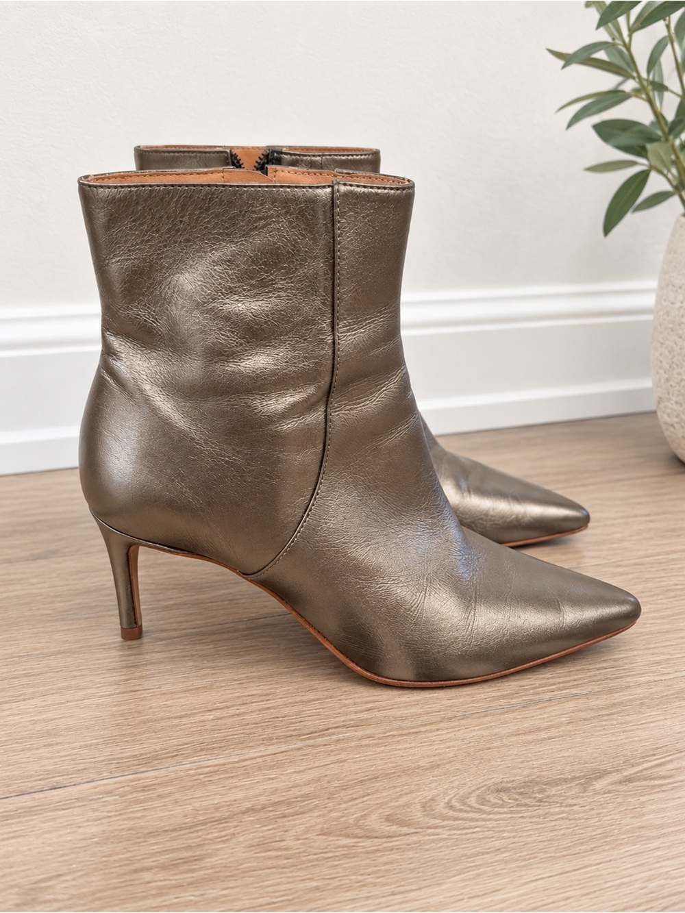 Schutz Metallic Pewter Leather Pointed Toe Kitten Heel Ankle Boots Size 6.5